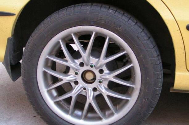 汽車輪轂不耐臟，去4s店保養(yǎng)又太貴，這個辦法也許能幫到你