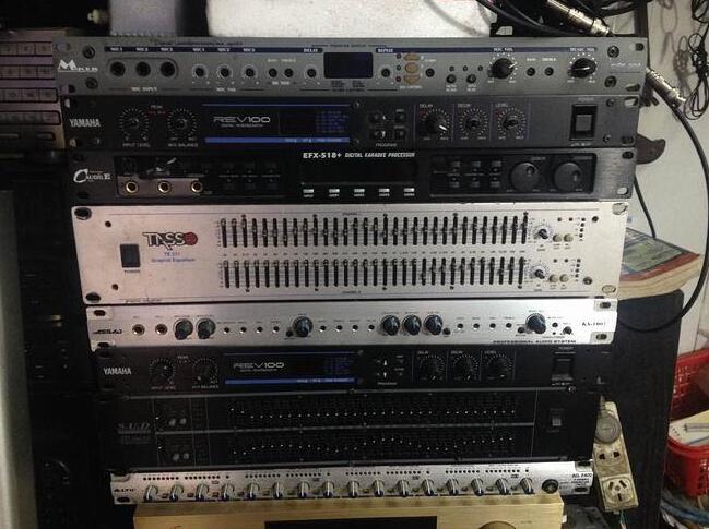 加入均衡器來(lái)調(diào)整音響系統(tǒng)時(shí)，要對(duì)音響系統(tǒng)頻率特性進(jìn)行調(diào)整