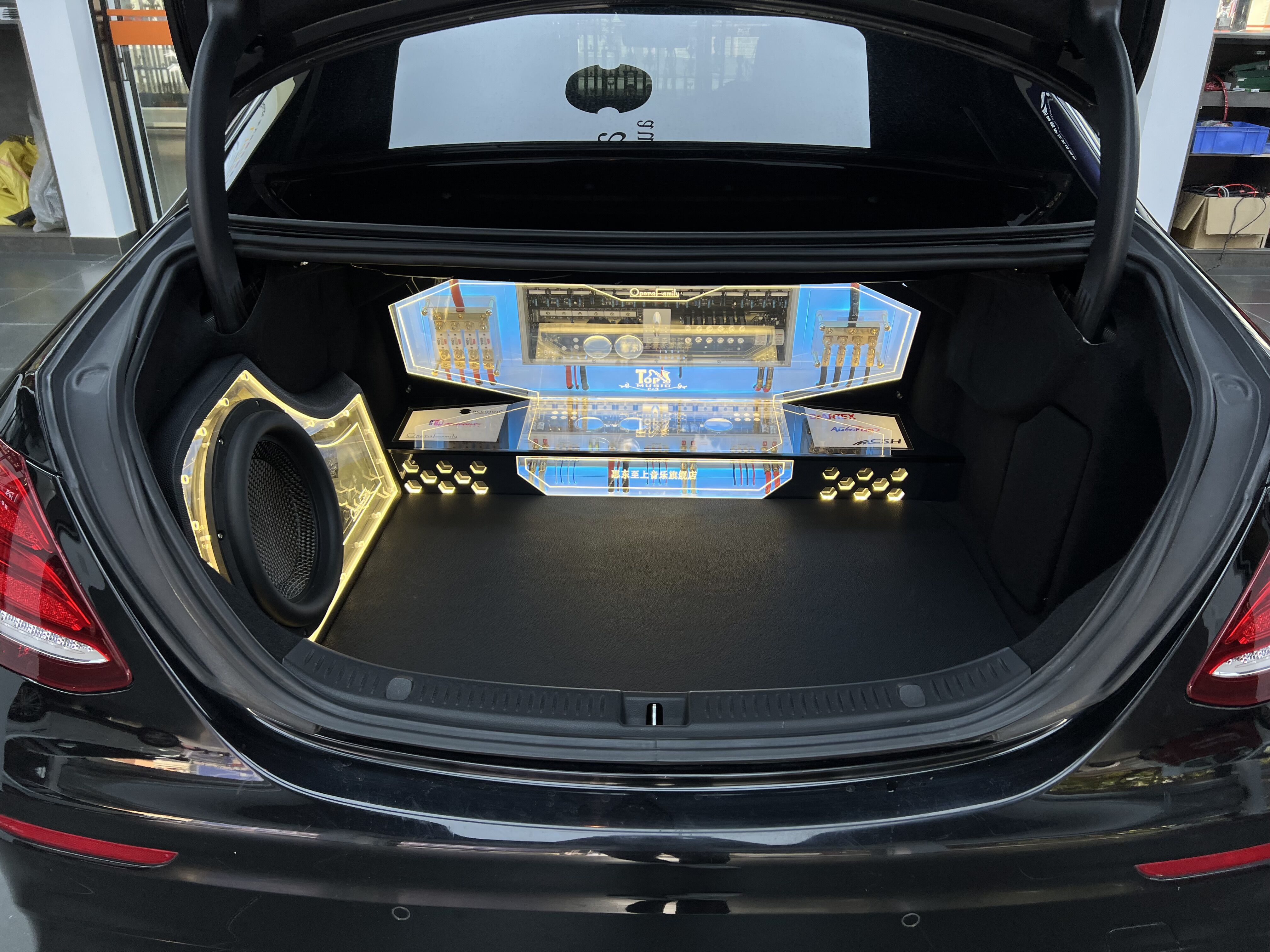 奔馳E級(jí)全套升級(jí)歌劇世家 精美的尾箱倒模又來(lái)?yè)岀R了！