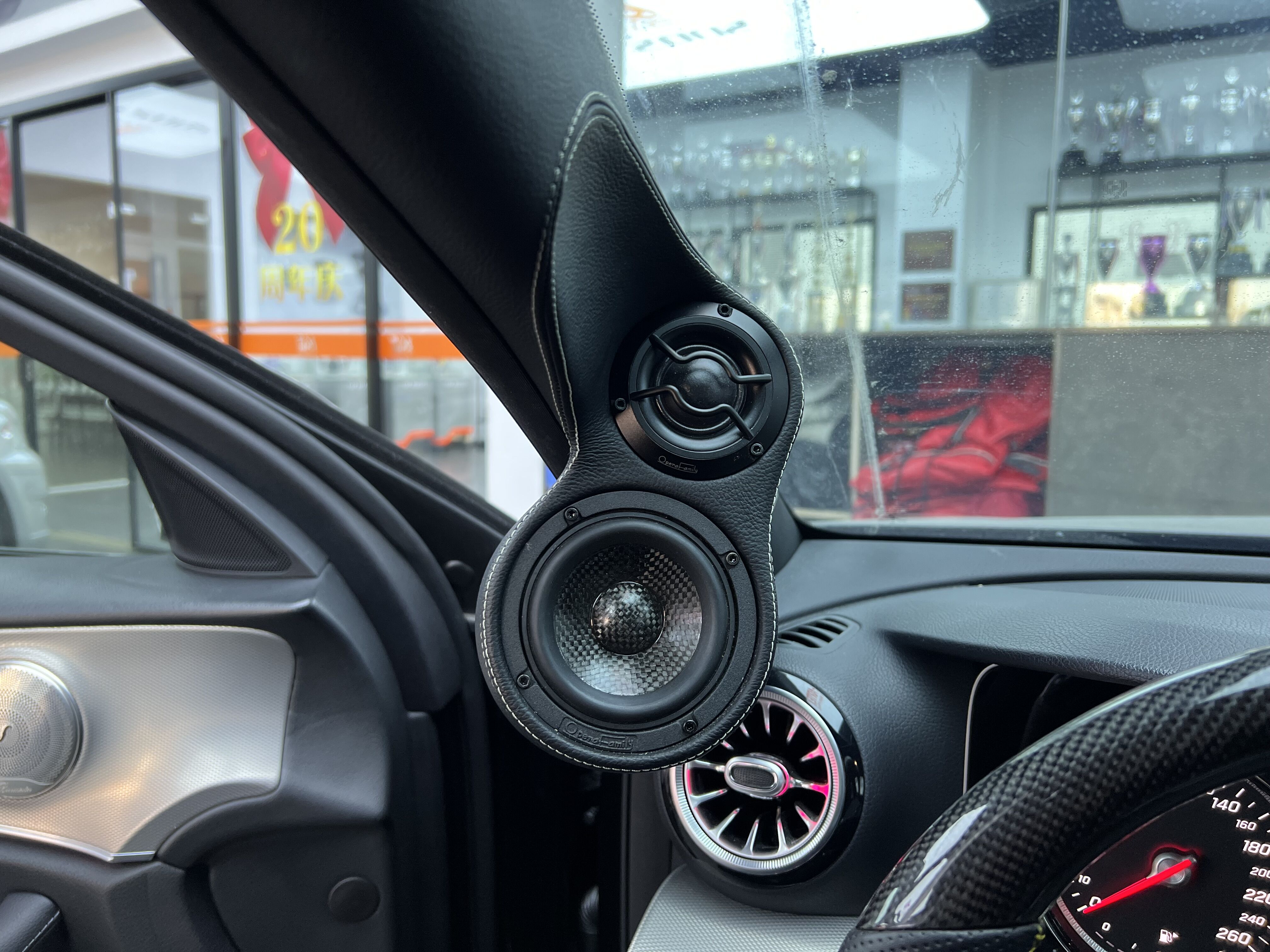 奔馳E級全套升級歌劇世家 精美的尾箱倒模...