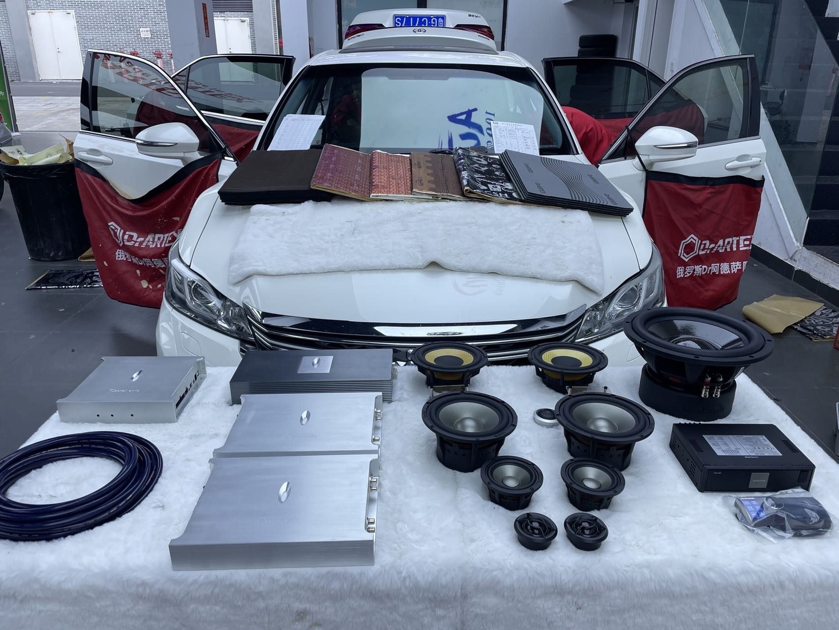 豐田皇冠音響升級(jí)，駕駛中的音樂(lè)享受